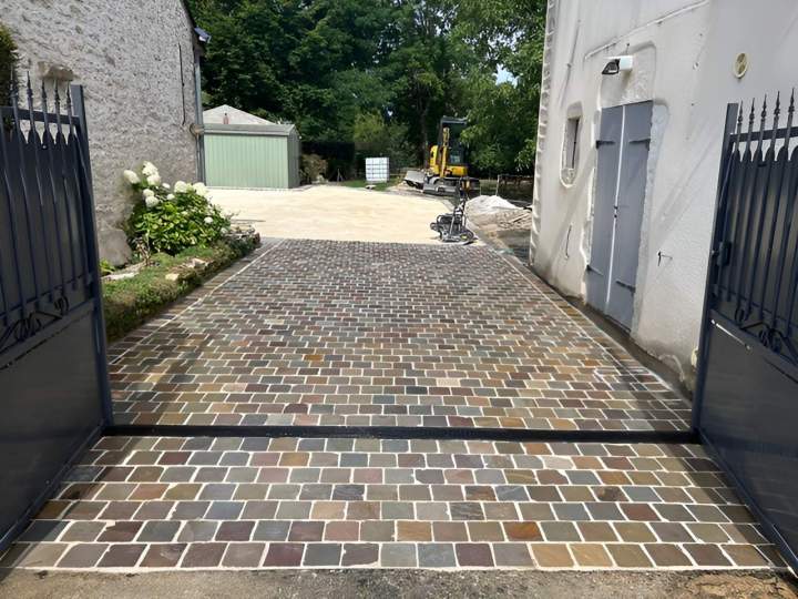 Cour moderne Bourges